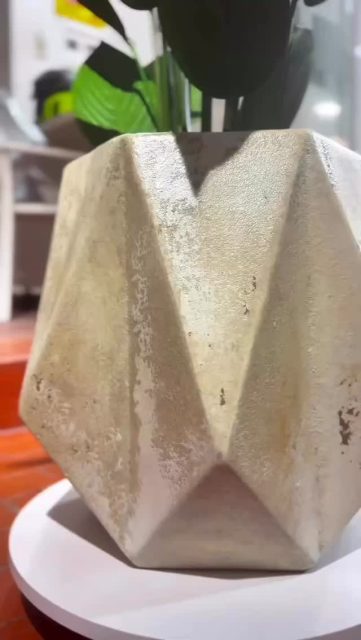 Mazetas diseñadas para conectar tus espacios con la esencia de la tierra.

Cada pieza refleja la fuerza y belleza de lo natural, con texturas que evocan nuestras raíces y celebran la vida que florece.

Disponible en nuestra tienda y por mensaje de WhatsApp ⁨3187254302
Estilo Mazeta 
Calle 7 No 26 29 
La Gaitana 
Neiva Huila

#MaterasConEstilo #diseñosunicos #Decoración2025 #TendenciaEnCasa #macetasneiva  #concretodecorativo #ancestralidad #ancestralculture